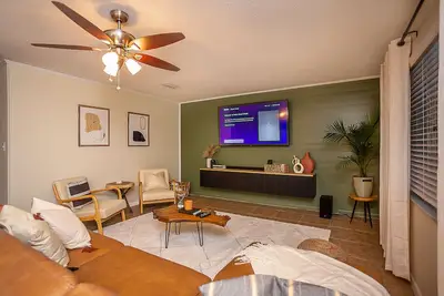 Image de New! Modern Boho Escape Near Uf With Game Room!