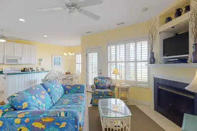 Image de Oceanfront, 1st-Floor Condo with Deck, Ocean Views, WiFi, W/D & Shared Pool
