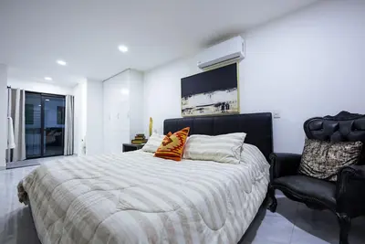 Image de New 1bdr 5 min to action, town, beach Rooftop pool