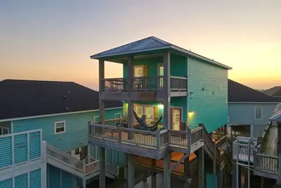 Image de Top Deck Views, Mortal Combat Game, Family Fun, Crystal Beach, Hammocks