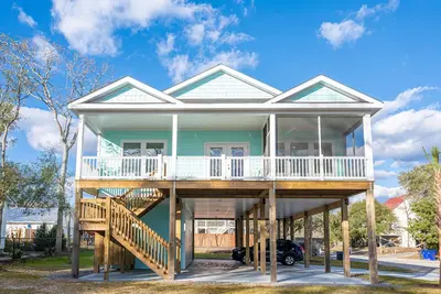Image de Private Dock on the canal, and 3 min. drive to the beach. Beautiful Views!