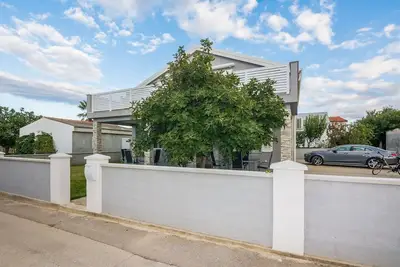 Image de Appartement d'une chambre avec le balcon Vir (A-18557-d)
