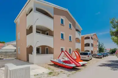 Image de Appartement de deux chambres avec le balcon Vir (A-18563-d)