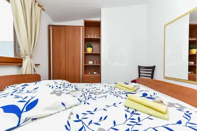 Image de Appartement de trois chambres avec le balcon et la vue sur le mer Vir (A-18570-a)