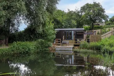 Image de The Shepherds Hut At Bridge Lake Farm & Fishery in Chacombe