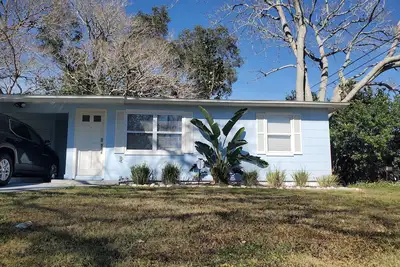 10 mins from the beach, pet friendly, huge yard!