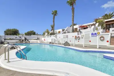 Image de Appartement Puerto Chico 1 avec vue sur la mer, jardin et piscine chauffée partagée.