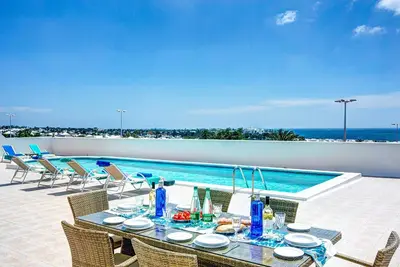 Image de Chalet Casa Paula avec vue sur la montagne et la mer, piscine, jardin et Wi-Fi.
