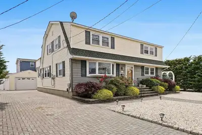 Image de Wi\/Fi. Yes to Pets. Patio. Private Yard. Beach Chairs. Balcony. Beach Badges. Outside Shower. .