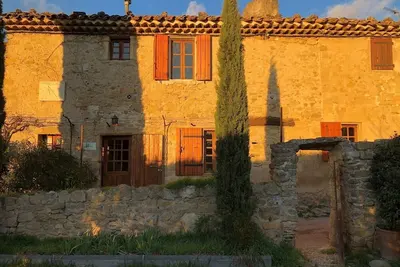 Image de Maison de village avec jardin et piscine