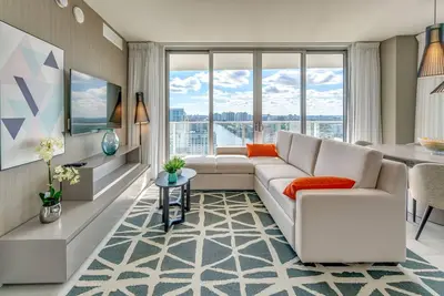 Image de Spectacular 2019 Corner Condo WaterViews
