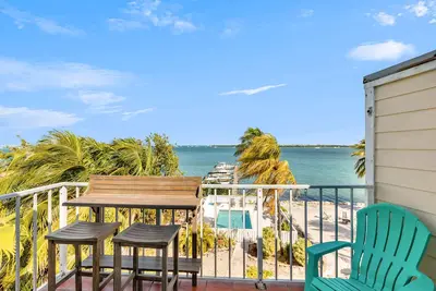 Image de Sea-Nic View ~ 2 Br/2Ba Water-front views, Heated Pool Access and Dockage!