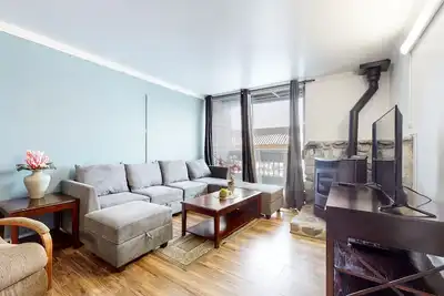 Image de Great Value for your Get-A-Way. Prime Location near Restaurants, Pool On-site