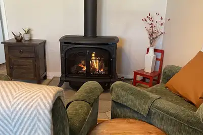 Image de Cozy Berkshire cottage with fireplace.