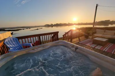 Image de Waterfront home with hottub, Kayak, jonboat, and three miles to the beach