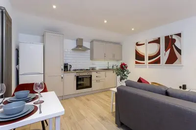 Image de Modern 1bdr Open Plan Apt for 2 to 4. With Courtyard & Permit Parking.