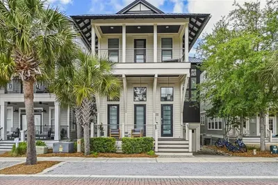 Image de Custom home w/gym room+ Peloton | Outdoor kitchen w/Bbq+ pizza oven | Sleeps 12