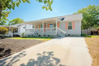 Image de 9th Street Sandy Feet: Cozy Beach Cottage with Firepit Near Marsh Walk and Park