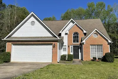 Image de 3 Bedroom, 2. 5 Bath House With Large Enclosed Rear Garden.