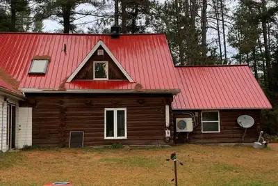 Image de 5 Bdr Log Home on 44 Ac with trails on lakefront