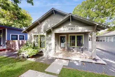 Image de Modern Getaway with Firepit & Lavish Interior | 2 Blocks to Dining & Shops