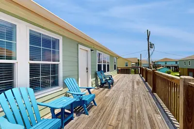 Image de Beachside Retreat | Deck, Covered Patio & Water Views | Walk to Waves