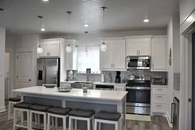 Image de Brand New Luxurious Ocean View Home with a hot tub!
