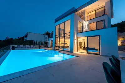 Image de 5 Bedroom hillside Villa with pool & stunning Sea view