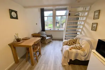 Image de Self-catering, galleried studio cottage with parking outside