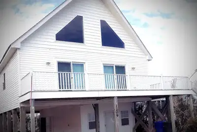 Image de Beach views! Listen to the waves! Steps to beach access! 3 bed and 3 bathrooms!