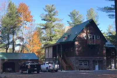 Image de Adirondack Charm in the 1000 Islands features 3 kitchens.