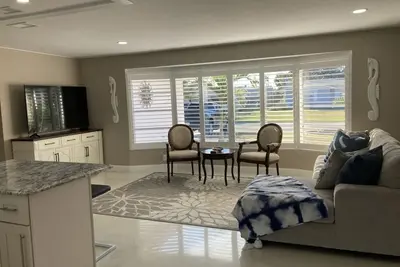 Image de Completely remodeled 3bdrm/2. 5bath heated pool