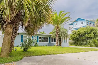 Image de Fully Fenced Yard with Beautiful Patio & Authentic Beach Vibes
