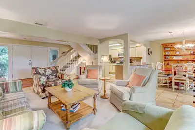 Image de Two-Floor Beachwood Villa in Gated Amelia Island Resort!