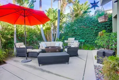 Image de 1. 5 Blocks From The Beach: The Low Tide in Del Mar - New Listing