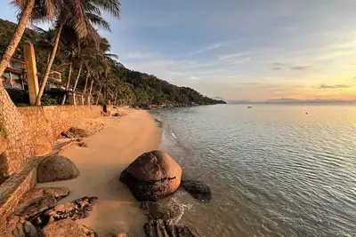 Image de Maison exclusive dans l'île avec plage et vue sur la mer.