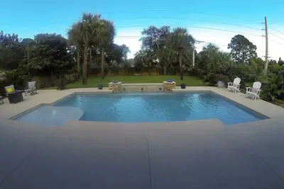 Image de Oh what a place. Huge yard, Heated pool, 10min to beaches, 5min to Us1 (Icw).