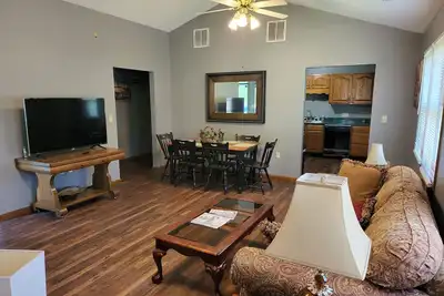 Image de 1500 Sq. ft. of Quaint Comfort in the heart of Olney close to downtown!