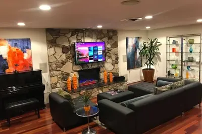 Image de 4 bedroom, 3 bath Modern Home with Hot Tub