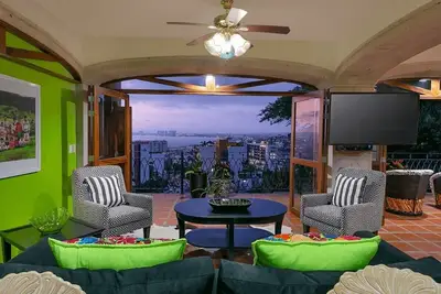 Image de Entire Floor at Luxury Resort: Two 6th-Floor Penthouses w/ Ocean Views