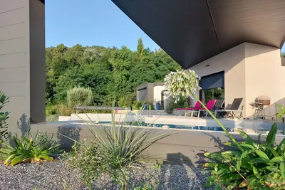 Image de Contemporary house with swimming pool near Valence