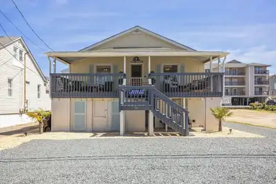 Image de Spacious Beachy Bungalo One Block From Ocean