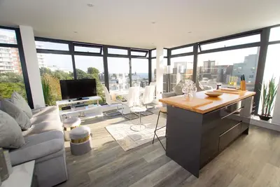 Image de Panoramic Penthouse With Sea & City Views