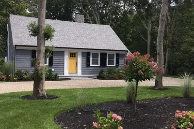 Image de Flaw: Delightful Renovated Falmouth Heights 4 Bd - Central A/C, Large yard with outdoor Tv on lovely patio, Pool Table and a small Sauna