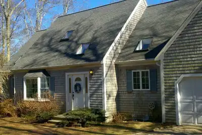 Image de Mashpee - 4 bedroom 2. 5 Bath on John's Pond, <br>Private Beach, Dock and a raft
