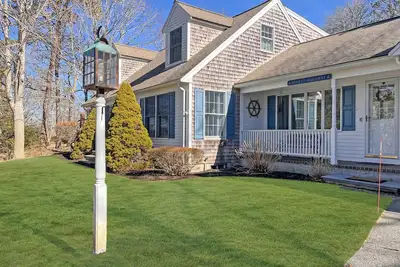 Image de Spacious Cape style home with partial lake views 3 bedroom, 2 bathroom Beach Pass Included