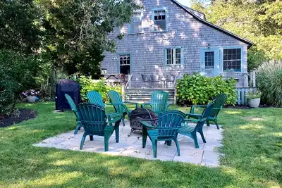 Image de 3 Bedroom Vintage Cape Cod home with Large backyard and close to beach