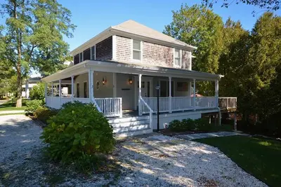 Image de This Lovely, Meticulous, Renovated Home Offers Great Beach House Living in Megansett