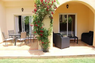 Image de Lght moderne avec gard privé dans le sud-ouest, à La Cala de Mijas, près de Fuengirola