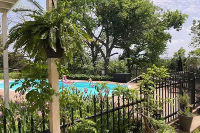 Image de Top of the Hill-Cozy 1 bed/1 bath cottage, less than one mile to downtown.